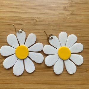 Lisa Says Gah Ivy White Daisy Earrings